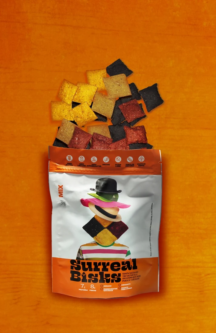 Pacote aberto de Surreal Bisks sabor Mix com os biscoitos salgados saindo da embalagem
